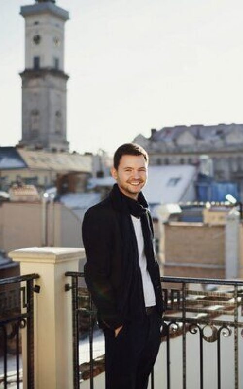 handsome-man-standing-terrace-with-beautiful-views_1304-4627