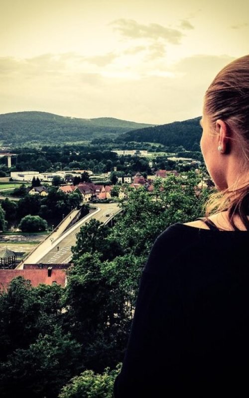 rear-view-woman-against-mountains_1048944-27260982